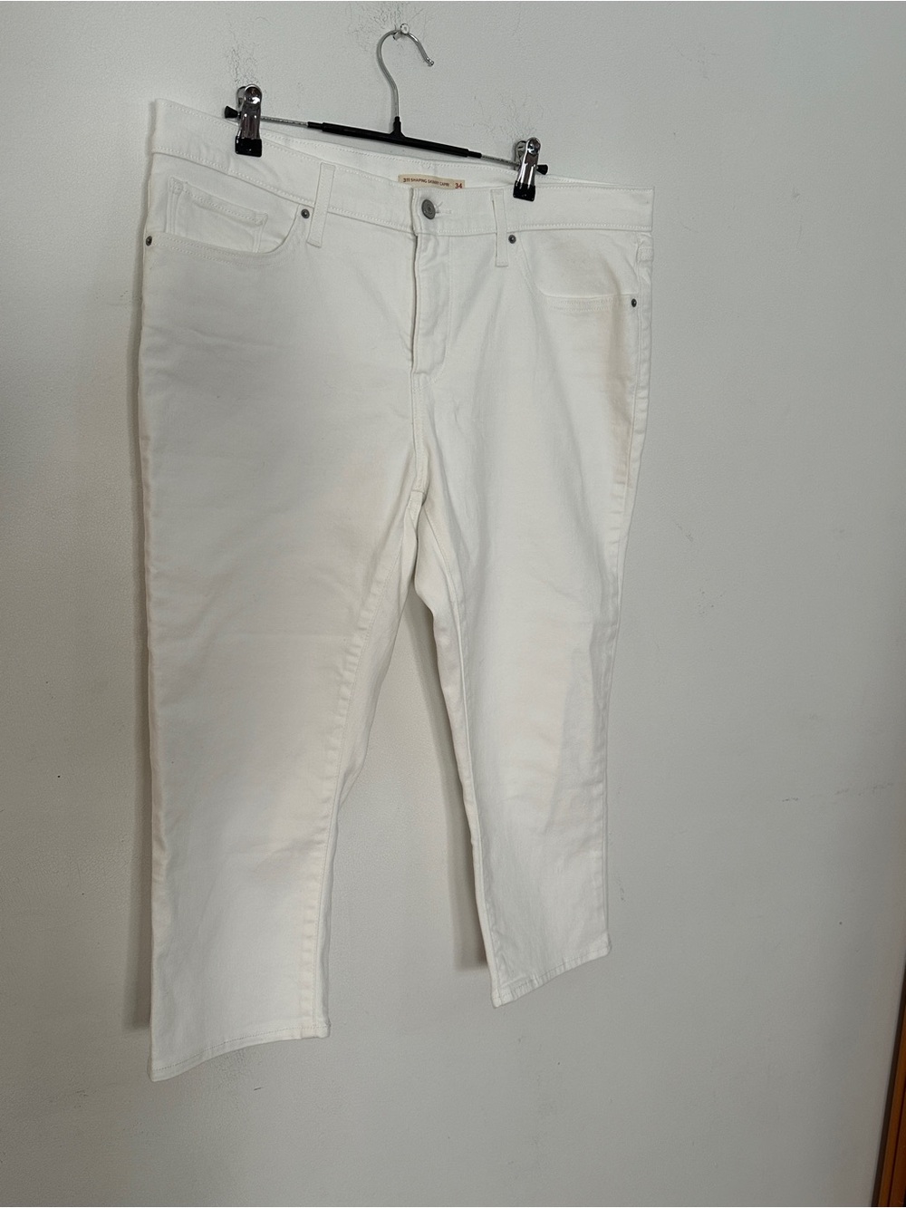 Levi's White Cropped Capris